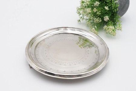 Salva bilheteira em prata com gravados de motivos geométricos e friso na envolvência