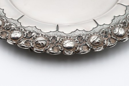 Salva-bilheteira em prata com motivos florais em alto relevo na envolvência