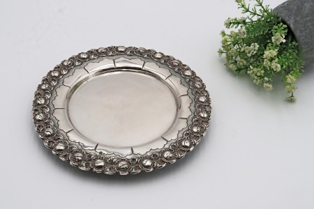 Salva-bilheteira em prata com motivos florais em alto relevo na envolvência