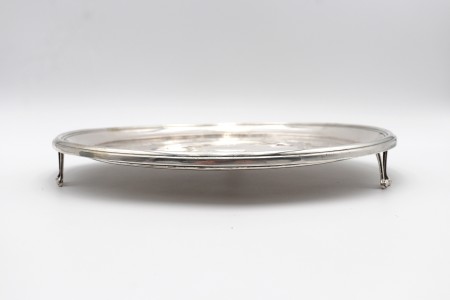  Salva/Bilheteira em prata de formato circular com friso e gravados ao centro 