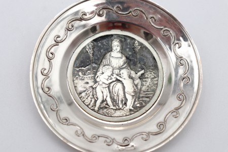 Moldura de parede em prata com cena religiosa no centro e argola de suspensão