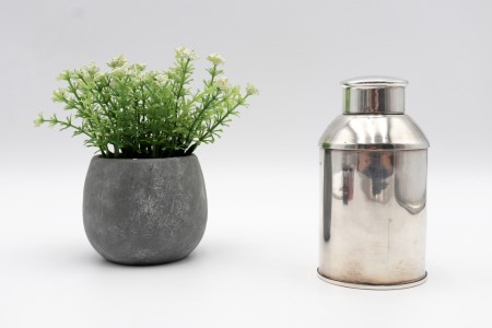 Shaker de prata lisa ao estilo modernista