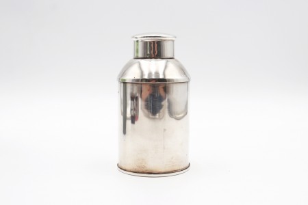 Shaker de prata lisa ao estilo modernista