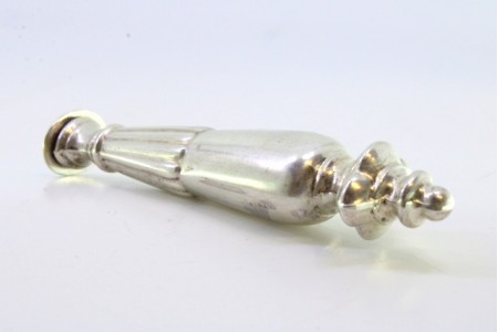 Sinete em prata com relevos canelados e pomo.