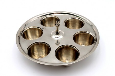 Suporte em prata para seis ovos com pomo na pega relevada.