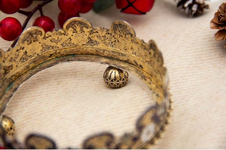 Suporte de garrafas em prata filigrana com motivos florais e arcos esmaltados, rosinhas na envolvência e assente em três pés vazados.