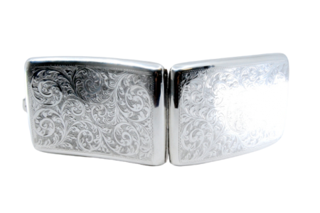  Cigarreira de prata com gravados em formato curvo e interior dourado com tampa basculante.