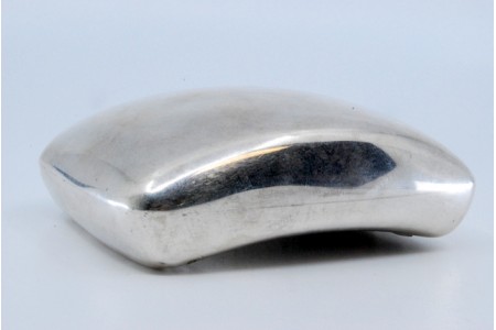 Tabaqueira em prata lisa de forma curva e tampa basculante.