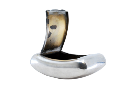 Tabaqueira em prata lisa de forma curva e tampa basculante.