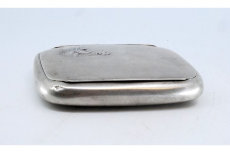 Tabaqueira em prata ao estilo Arte Nova com figura de cavalo relevada.