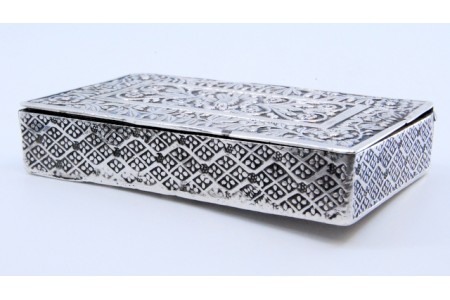  Caixa de rapé em prata com flores e ramos gravados com tampa basculante.