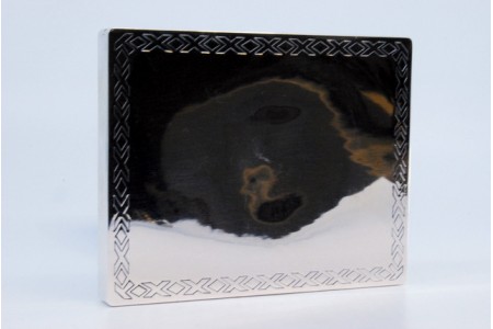  Cartoneira em prata com frisos na envolvência em forma retangular.