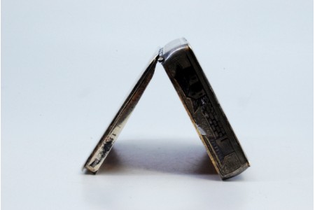 Caixa de rapé em prata nielada ao gosto Russo com o fundo em dourado e motivos citadinos.