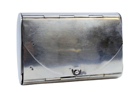 Tabaqueira em prata lisa com engenho basculante nas duas tampas.