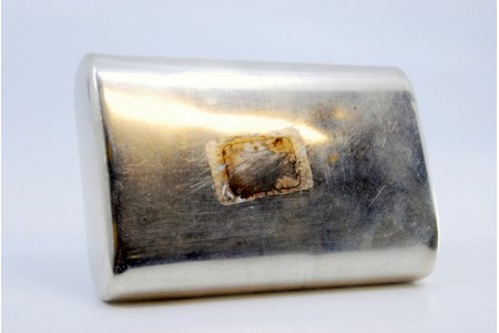 Tabaqueira em prata lisa com engenho basculante nas duas tampas.