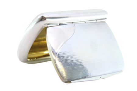 Tabaqueira em prata escovada com tampa basculante e fita no interior dourado para suporte de mortalhas.