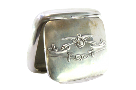 Tabaqueira em prata com suporte para mortalhas no e interior erelevos  na tampa basculante ao estilo Arte Nova.