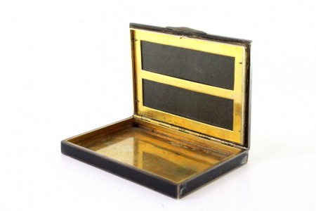 Caixa de rapé em prata com casal em cena idílica em gravados sobre marfim, esmaltada em toda a envolvência e interior dourado