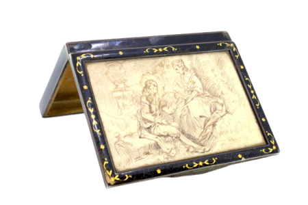 Caixa de rapé em prata com casal em cena idílica em gravados sobre marfim, esmaltada em toda a envolvência e interior dourado
