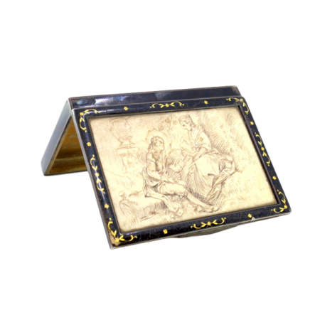 Caixa de rapé em prata com casal em cena idílica em gravados sobre marfim, esmaltada em toda a envolvência e interior dourado