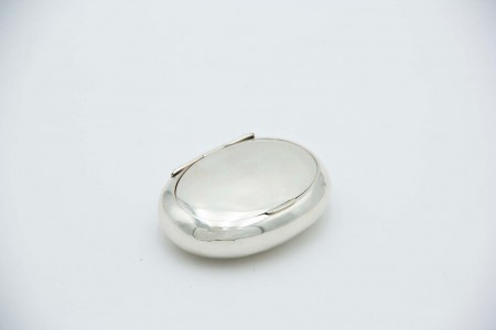 Tabaqueira em prata lisa ao gosto Britânico de forma elíptica