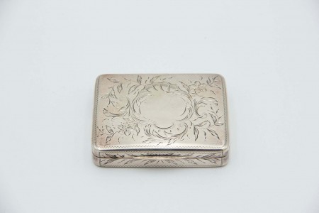 Tabaqueira de prata em formato retangular