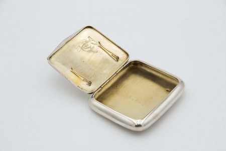 Tabaqueira de prata retangular de cantos arredondados com tampa basculante