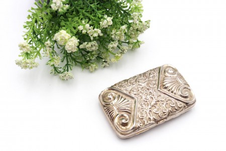 Tabaqueira em prata profusamente relevada ao estilo Art Nouveau