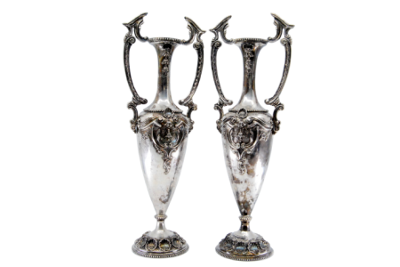 Jarras em prata concheada com motivos florais perlados na base e gargalos.