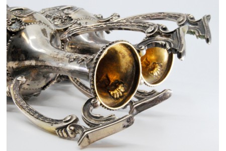 Jarras em prata concheada com motivos florais perlados na base e gargalos.