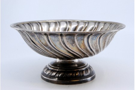 Taça em prata gomada e  espiralada com volutas e rebordo liso.