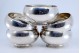 Conjunto de cinco lavabos em prata lisa e bases frisadas.