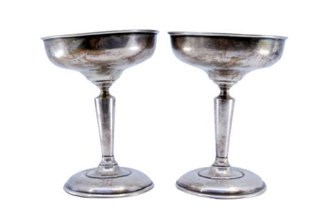 Taças em prata para champanhe de corpo liso e bases circulares.