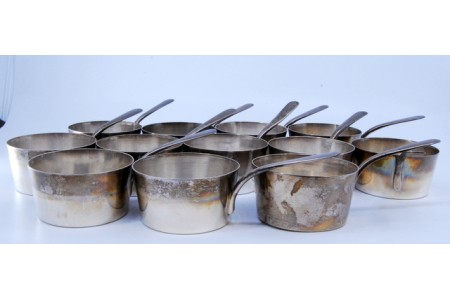 Taças em prata lisa para provas de vinho.