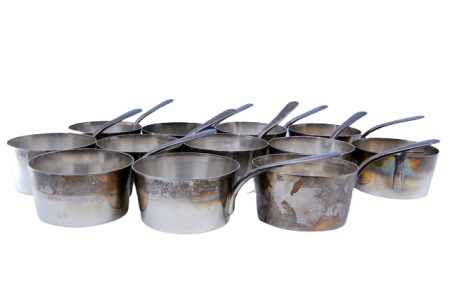 Taças em prata lisa para provas de vinho.