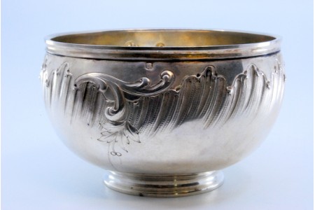 Bomboneira em prata com relevos na envolvência