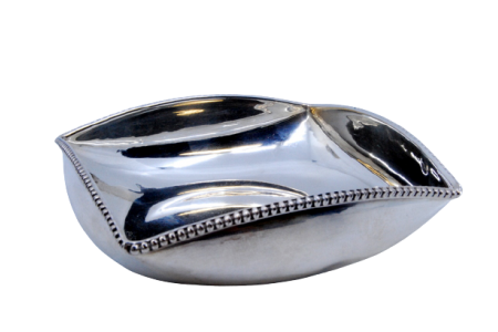Lavabo em prata de forma quadrada com friso perlado no bordo.
