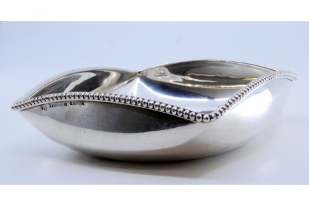 Lavabo em prata de forma quadrada com friso perlado no bordo.