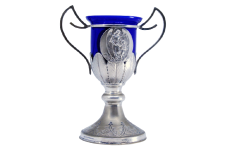 Taça em prata com relevos e medalha com anjo e criança alma em vidro azul. Taça em prata com relevos e medalha com anjo e criança alma em vidro azul.