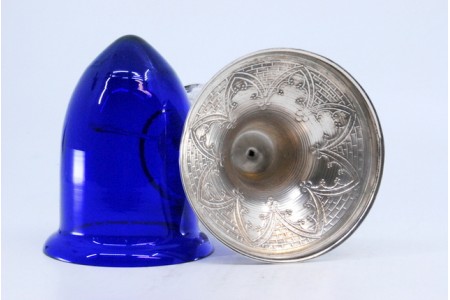 Taça em prata com relevos, e medalha com anjo e criança, alma em vidro azul.