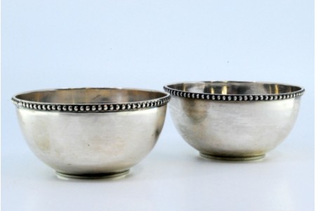  Conjunto de dois lavabos em prata lisa com bordos perlados.