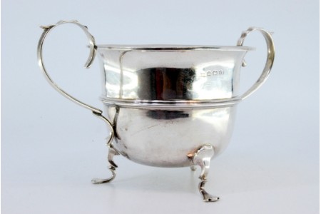 Bomboneira em prata lisa com friso na envolvência e assente sobre três pés