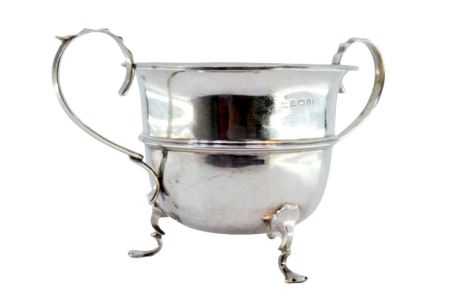 Bomboneira em prata lisa com friso na envolvência e assente sobre três pés