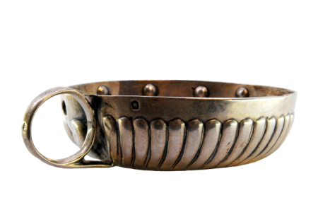 Taça para vinho em prata boleada e relevada.