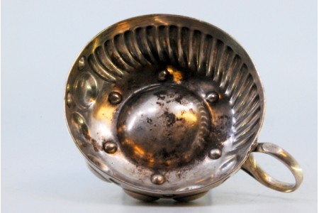 Taça para vinho em prata boleada e relevada.