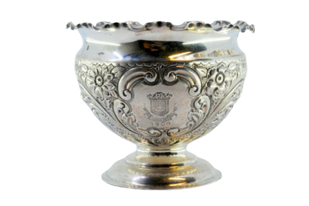  Taça em prata com relevos florais e base redonda lisa.