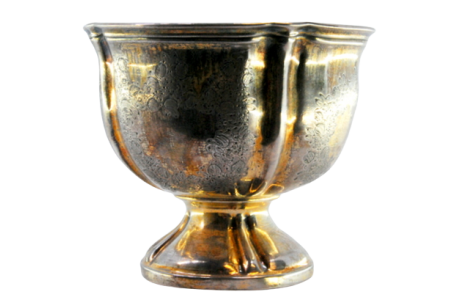 Taça em prata gomada com motivos florais gravados assente em base redonda.