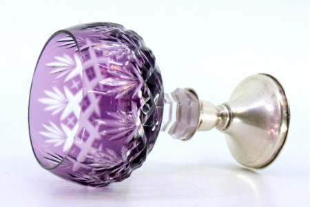 Taça em vidro lapidado com base redonda em prata com enchimento.