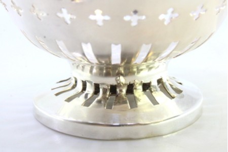 Taça em prata com recortes e frisos perlados assente com em base circular.