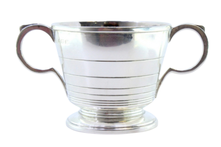 Chávena em prata com frisos na envolvência, duas pegas com aplicações e assente em base circular